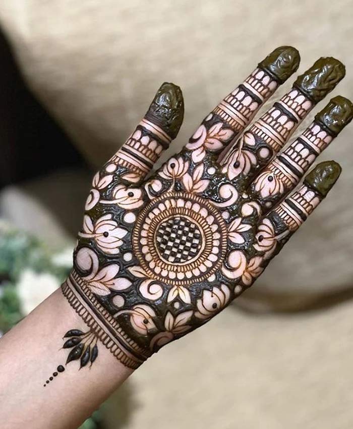 circle mehndi design simple