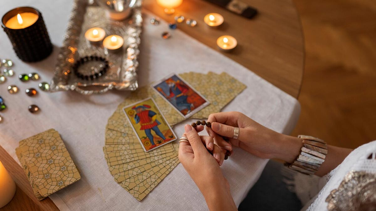 August 2024 Love Tarot Predictions: अगस्त के महीने में किन 4 राशियों के ...