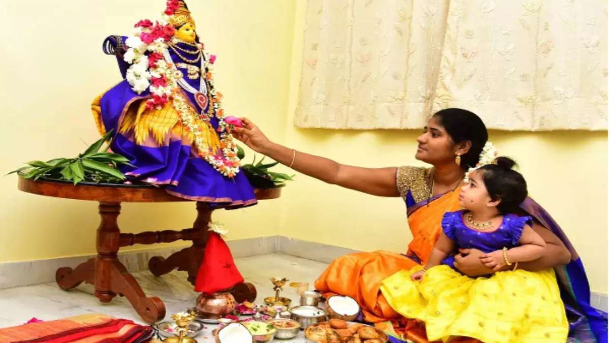  பெண்களே.வரலெட்சுமி விரதம் மேற்கொள்வதற்கான நல்ல நேரம் இது தான்!