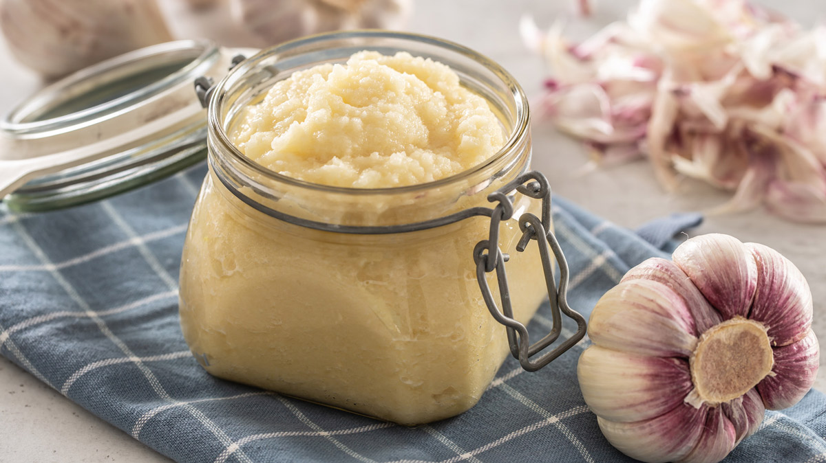 store garlic in container