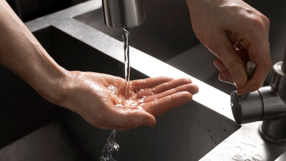 Avoid Financial Losses: வீட்டில் தண்ணீர் வைக்கும் திசைகள் மூலம் நிதி இழப்பைத் தவிர்க்கலாம்