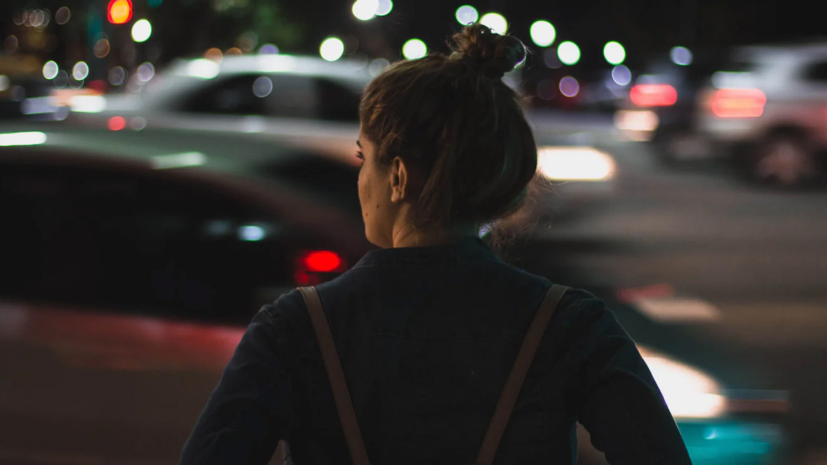 रात के समय सड़क पर हैं अकेली, तो इन बातों का रखें ध्यान