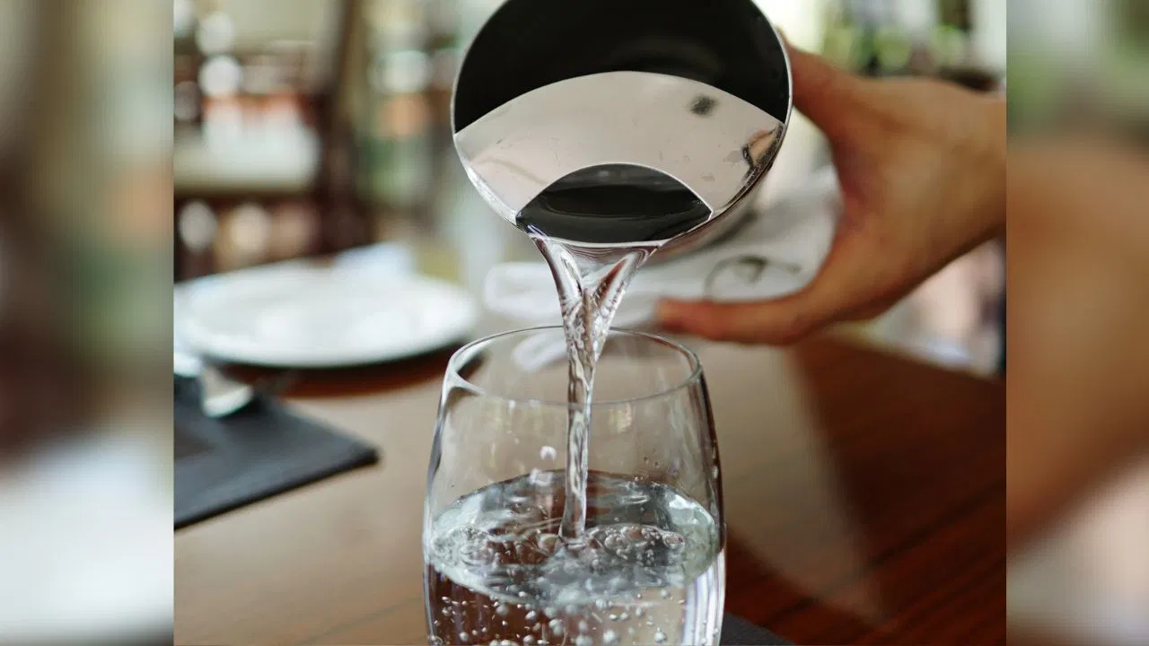 घर के भीतर पानी से जुड़े इन पांच दोषों के कारण आदमी हो जाता है कंगाल जानें इससे जुड़े उपाय