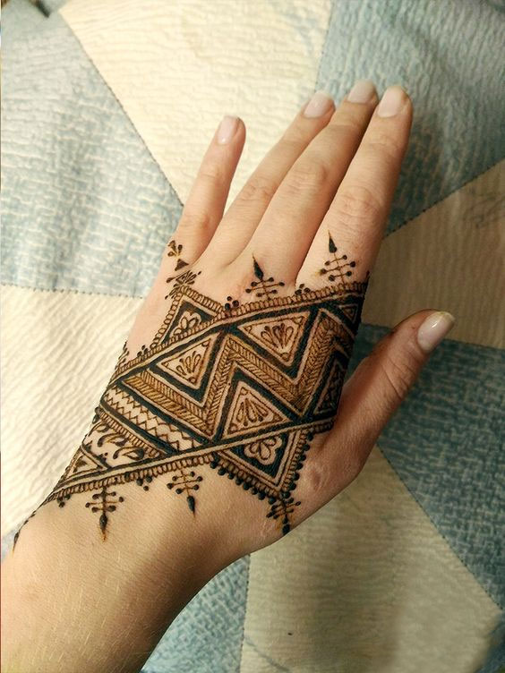 Triangle Mehndi Designs For Brides HerZindagi