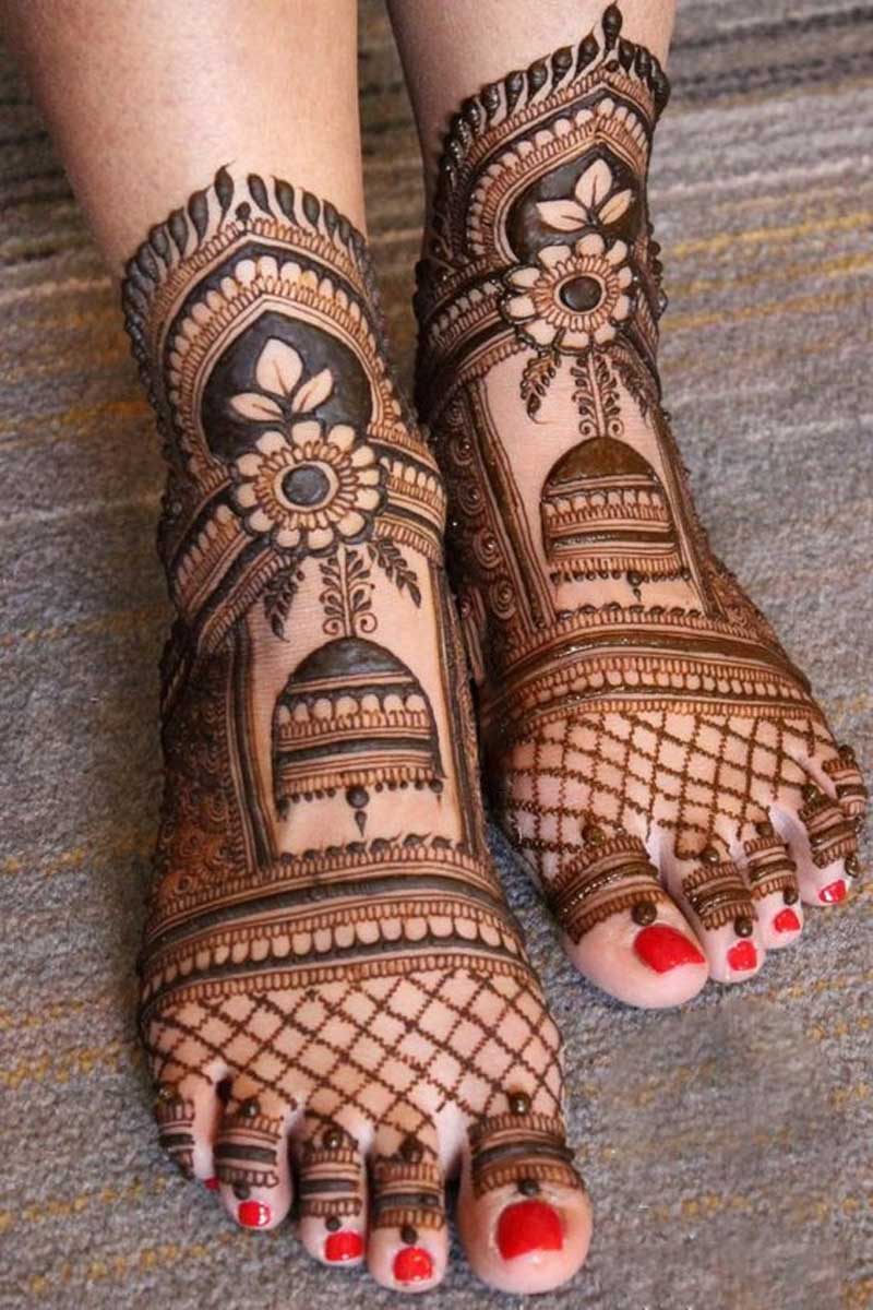 Premium Photo | Popular mehndi designs for legs or legs painted with mehandi  ind