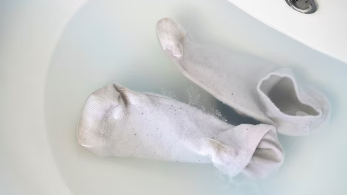 How to clean white socks without rubbing