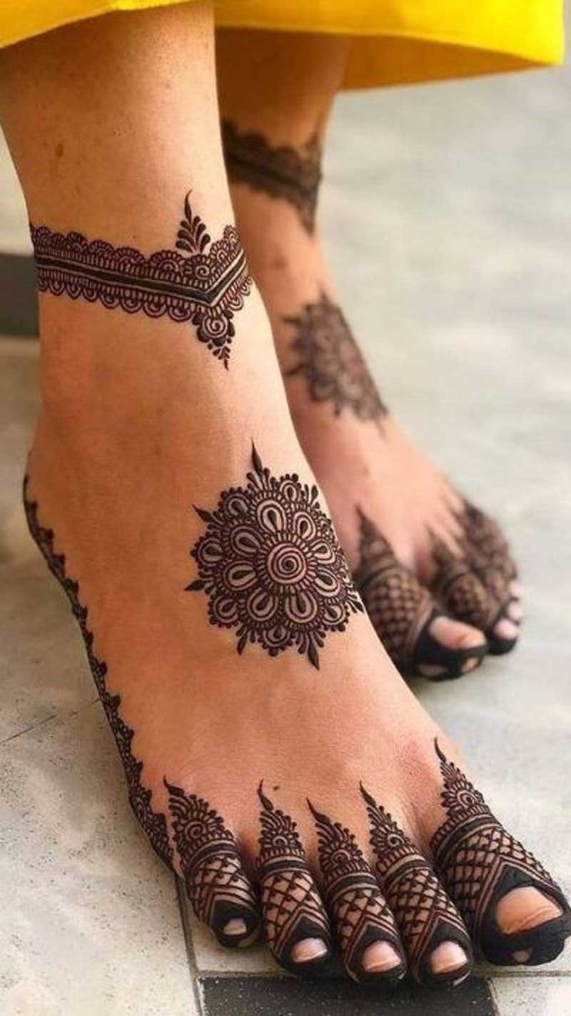 Minimal Leg Mehndi Design