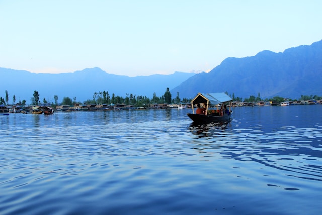 Shikara Ride On Dal Lake, Srinagar