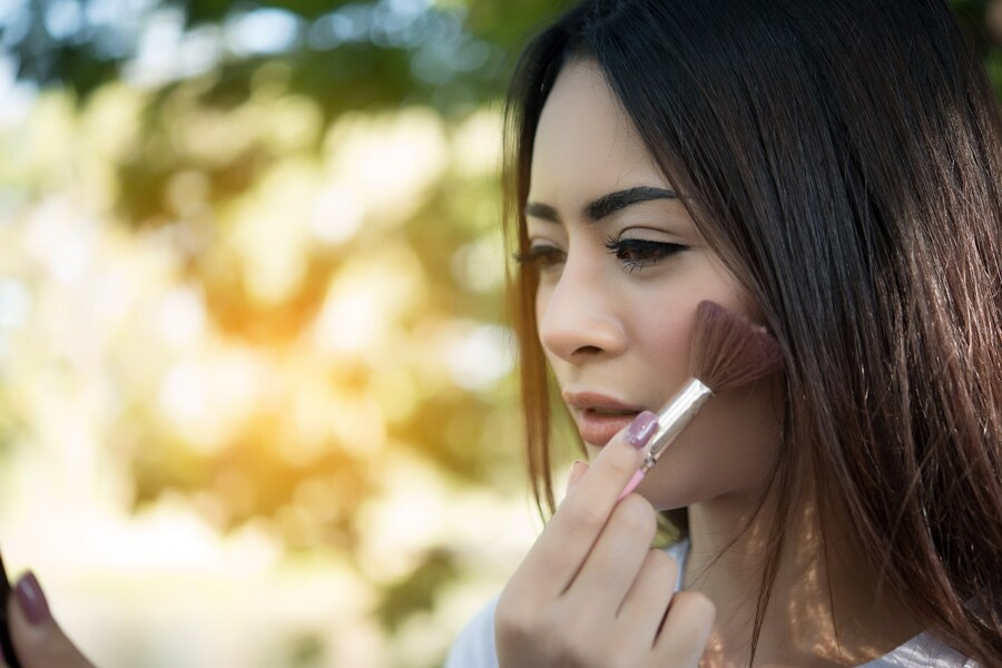 मेकअप करने के बाद चेहरे पर होने लगती है खुजली, तो एक्सपर्ट से जानिए