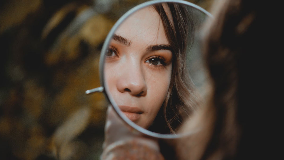 क्या रात के समय नहीं देखना चाहिए आईना? what happens if you look in