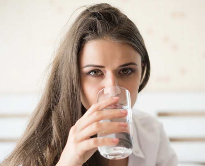 नहाने के तुरंत बाद लगती है प्यास? जानिए कितना उचित है इस वक्त पानी पीना