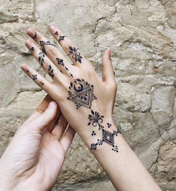 Geometric Mehndi Design For Hands | HerZindagi