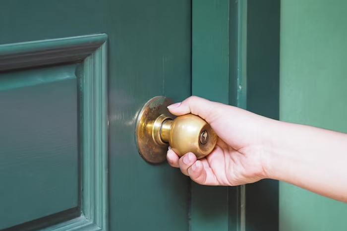 how to clean metal door handel