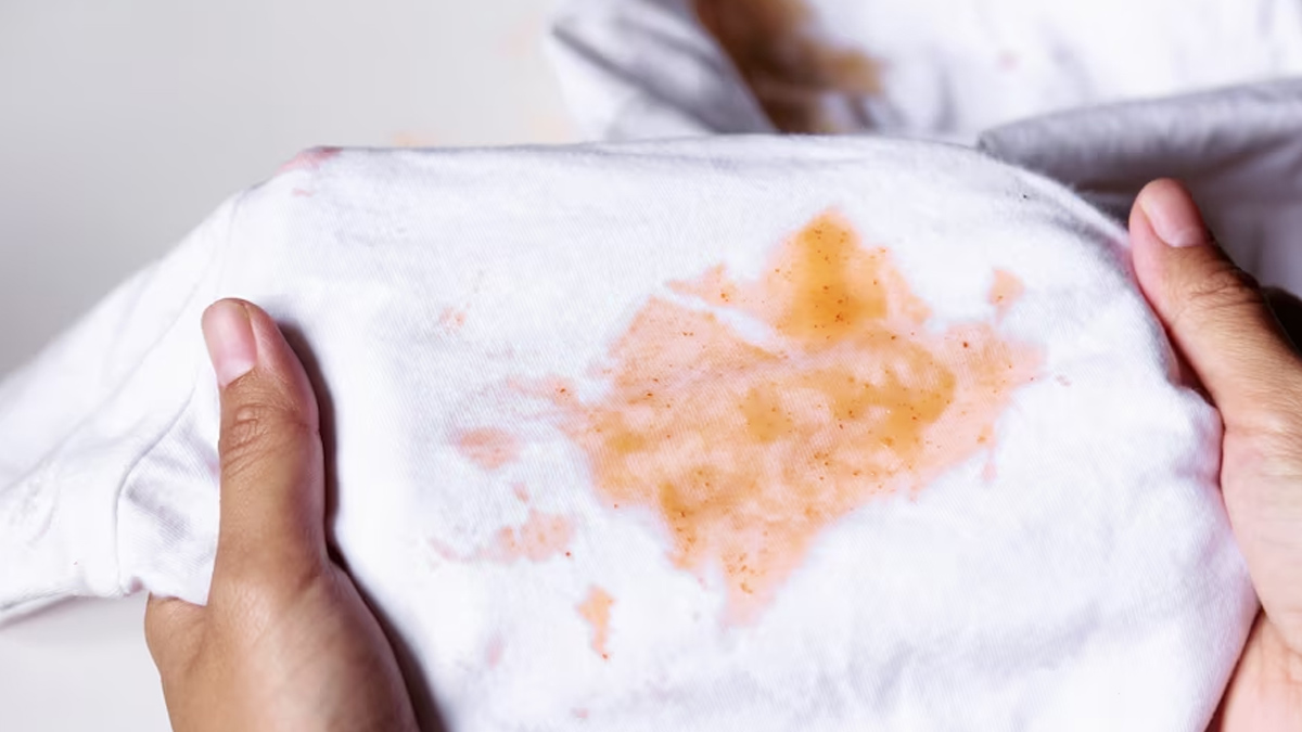 चादर पर लगे केचअप के दाग को साफ कर सकते हैं ये हैक्स how to remove