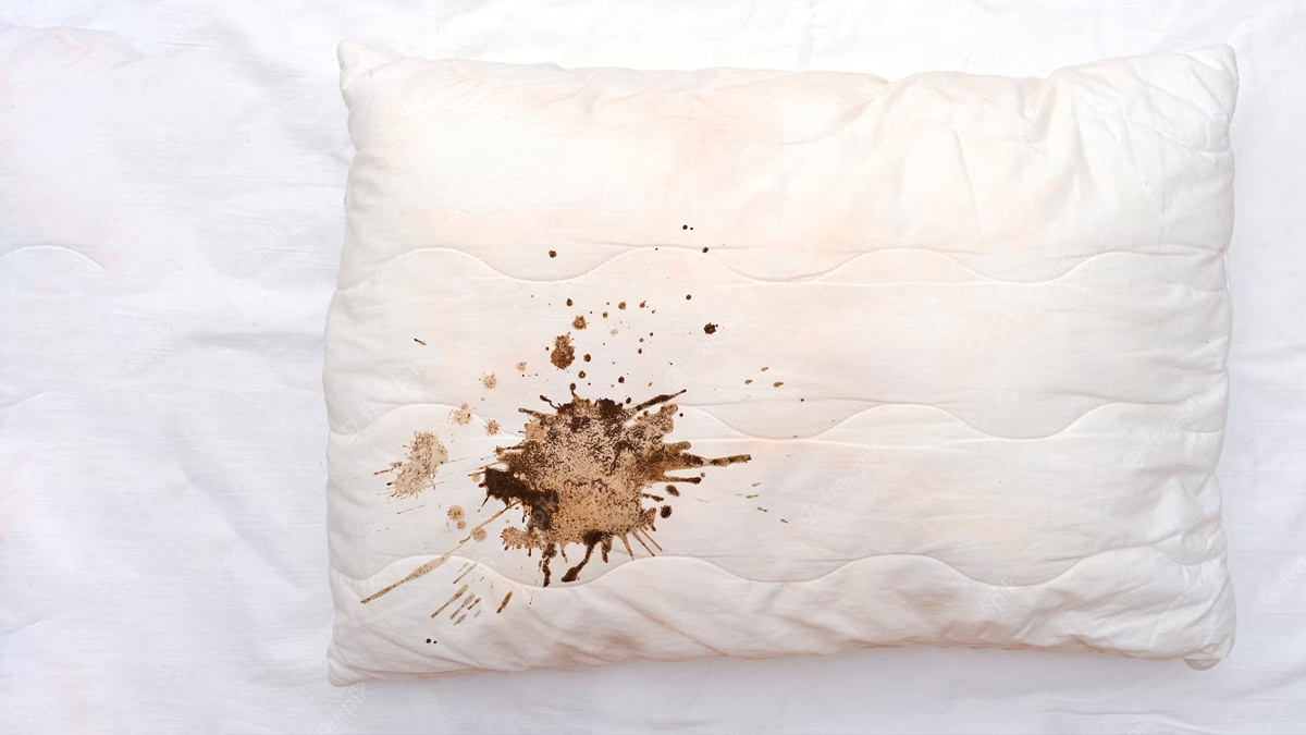 तकिए के कवर पर लग गए हैं काले या भूरे दाग, तो हटाने के लिए अपनाएं ये