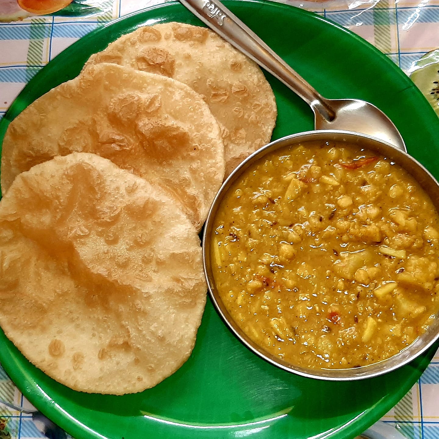 luchi  Cholar Dal