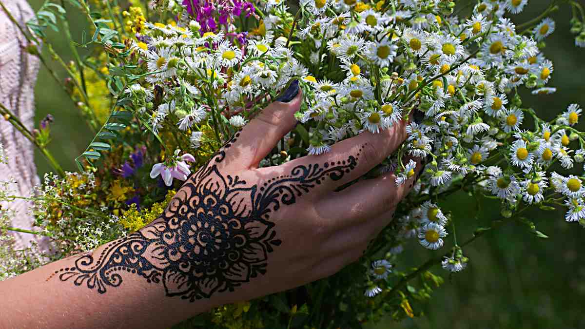 Love ❤️ Heart mehndi designs |pretty 😍 mehndi designs|Simple mehndi design# mehndidesigns#Heartmehndi - YouTube