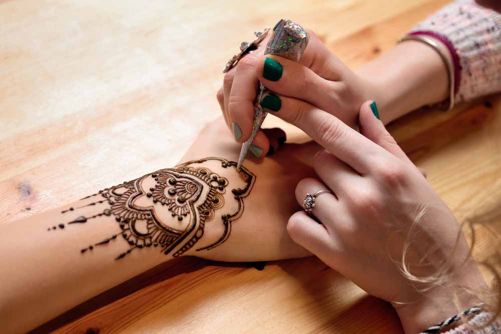 27+ Half Hand Mehndi Designs For Brides & Bridesmaids That Are Simply Whoa!  | WeddingBazaar