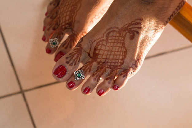 stone design toe ring