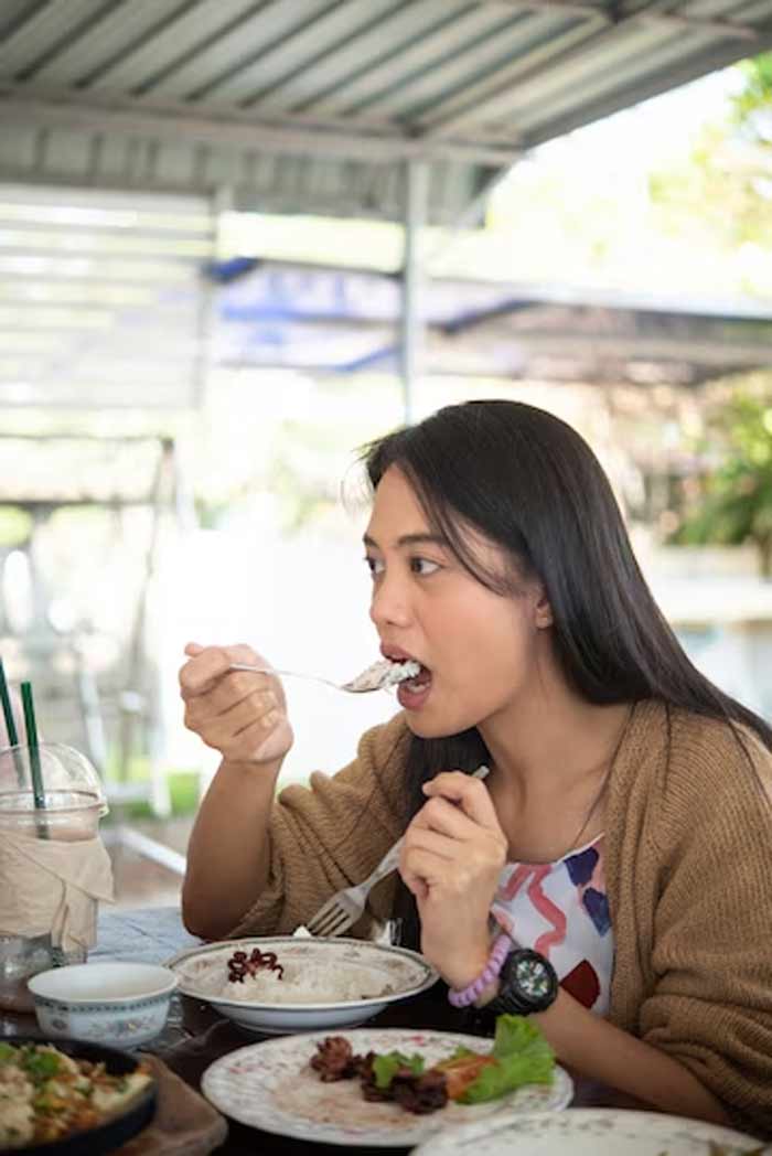 talking while eating is not good