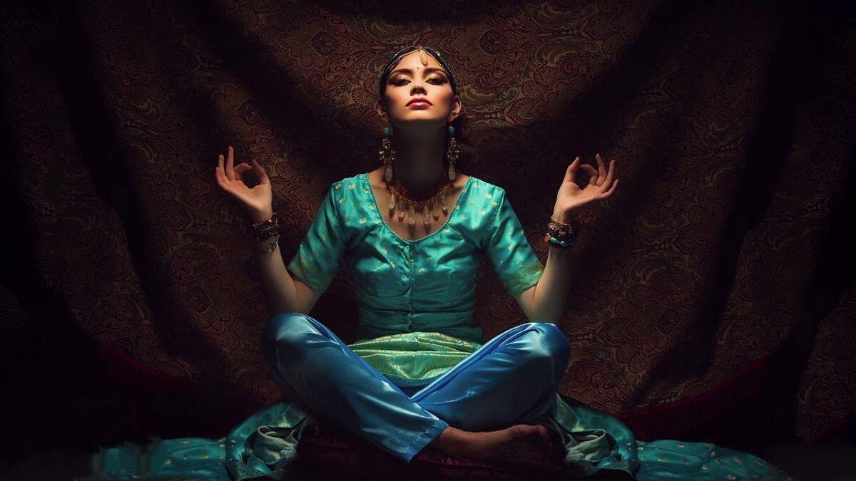 what happens if we keep eyes close while chanting mantras