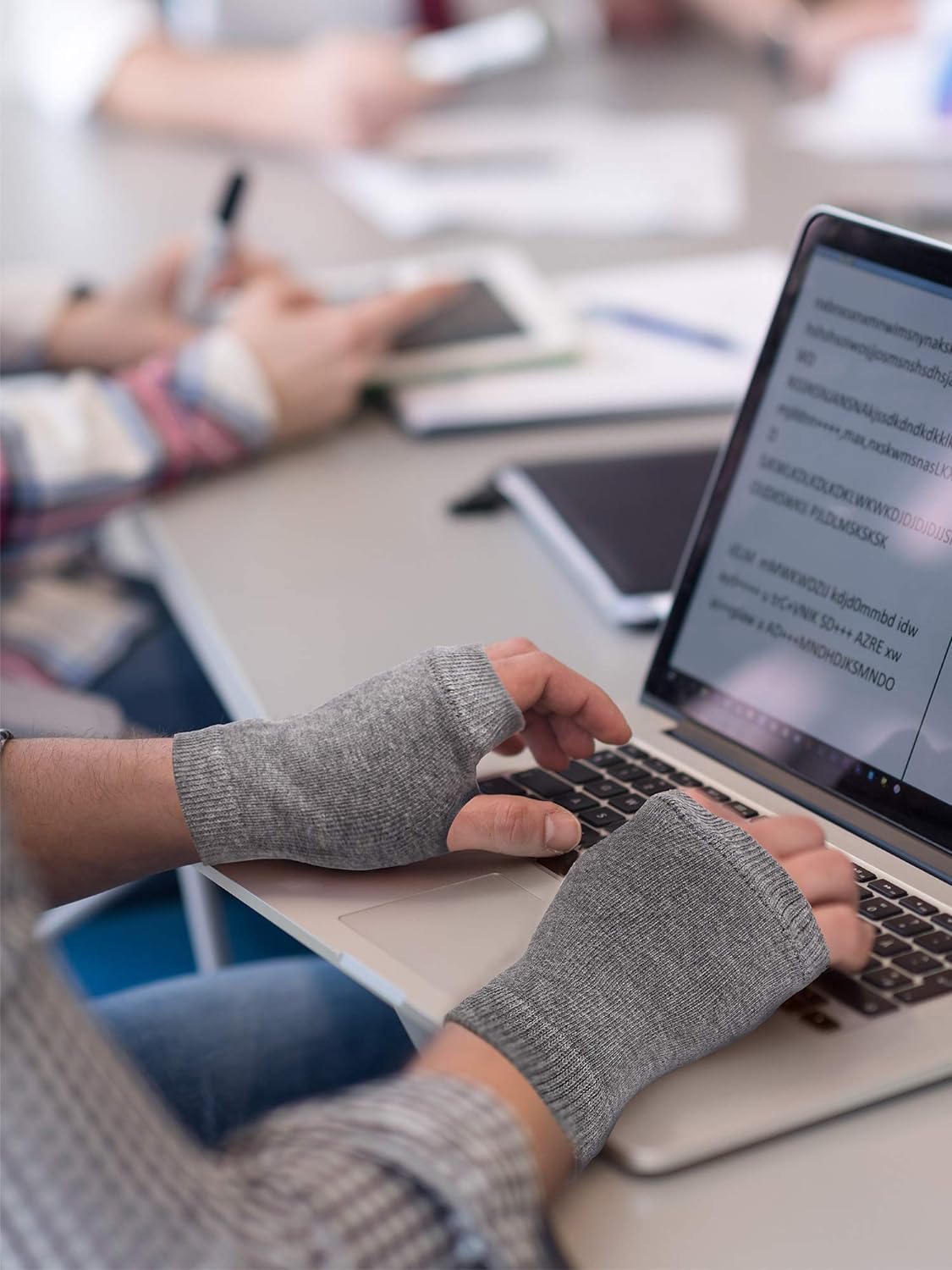 How To Keep Hands Warm In Winter ठंड में कीबोर्ड पर फास्ट नहीं चल रही