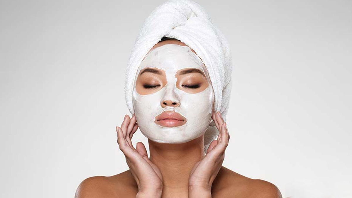 Face Bleaching Tips And Tricks: केमिकल बेस्ड ब्लीच से नहीं बल्कि इन घरेलू चीजों से चेहरा चमकाएं | easy natural ways to bleach your face | HerZindagi