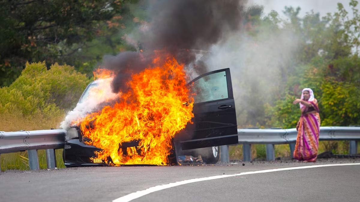 Car Fire Safety Tips: चलती कार में अगर आग लग जाए तो तुरंत करें ये काम, नहीं होगा जरा भी नुकसान