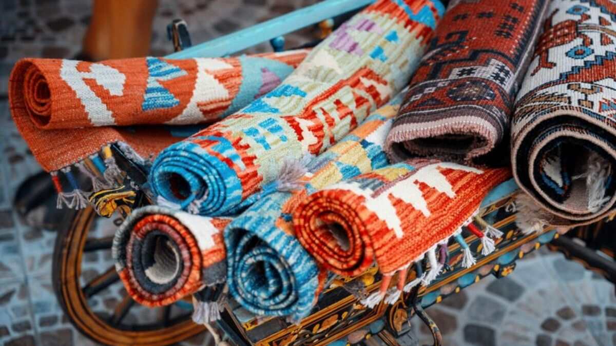 कश्मीर से चुरा लाएं है ये Kashmiri Carpet का खजाना, लिविंग रूम में बिछा देख रिश्तेदार भी पूछेंगे ठिकाना