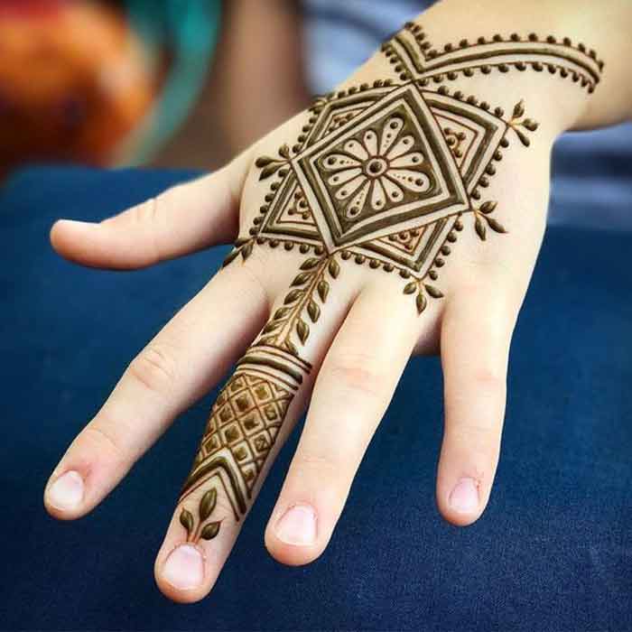 Minimal Bail Square Mehndi Design