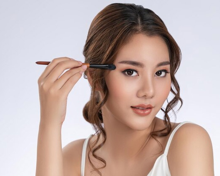 apply white eyeliner