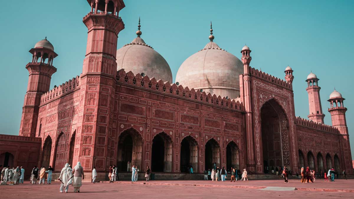 badshahi masjid ()
