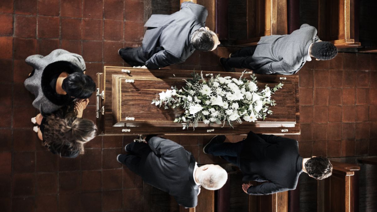 Know From Astro Expert Why You Should Bathe After Cremation As Per Scriptures HerZindagi