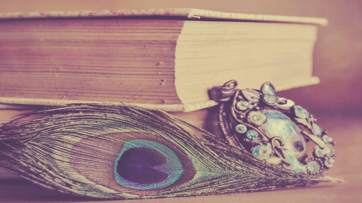 book mein mor pankh rakhne ka matlab