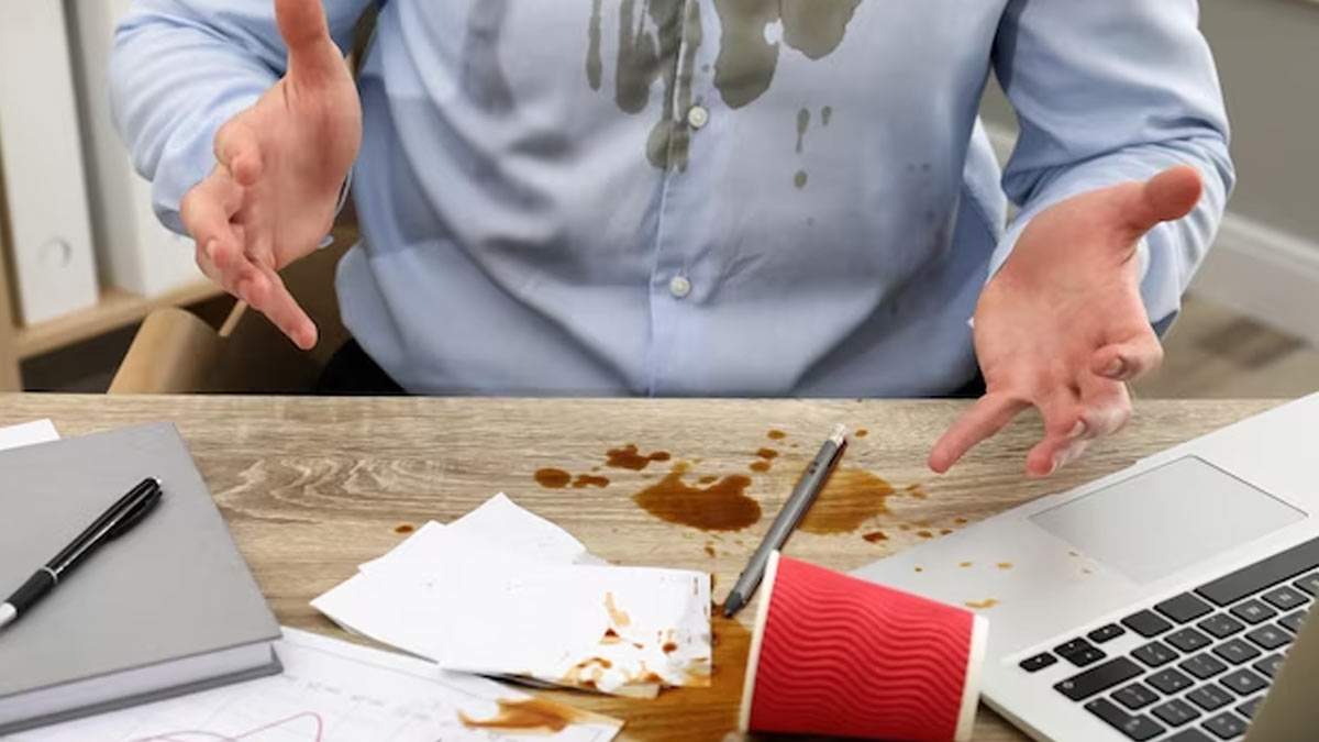 Desk Cleaning Hacks ऑफिस या घर के टेबल पर लगा जिद्दी दाग इन 3 चीजों से