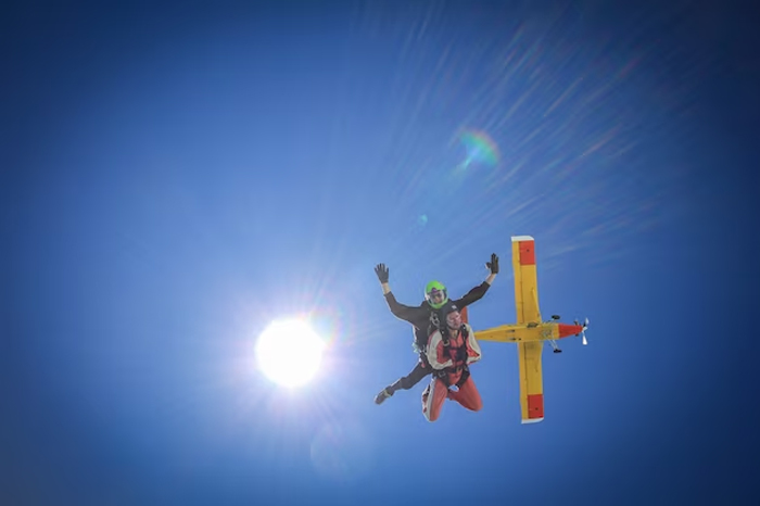 Skydiving Tips: पहली बार Skydiving करने जा रहे हैं तो इन टिप्स को भूलकर ...