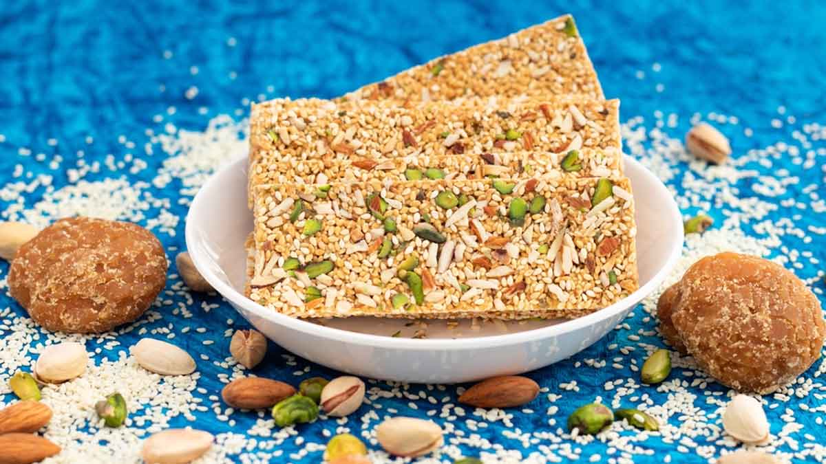 आयुर्वेद के अनुसार सर्दियों में इन वजहों से खाना चाहिए तिल-गुड़ | health  benefits of eating sesame seeds and jaggery during winters | HerZindagi