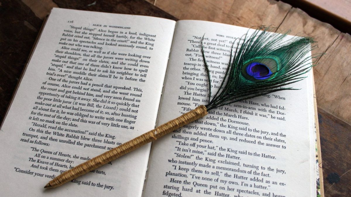 kya book mein mor pankh rakh sakte hain