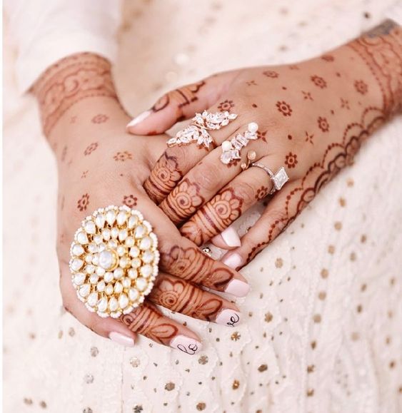 Less is More: 20+ Trendy Minimal Mehendi Designs to Adore