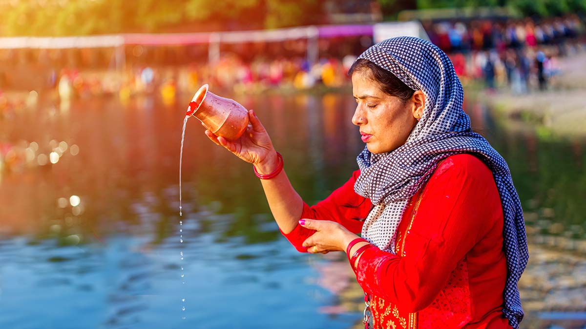 Makar Sankranti 2024: मकर संक्रांति के दिन इस तरह से दें सूर्य को अर्घ्य, खुल जाएगा भाग्य | makar sankranti 2024 how to offer water to sun for prosperity | HerZindagi