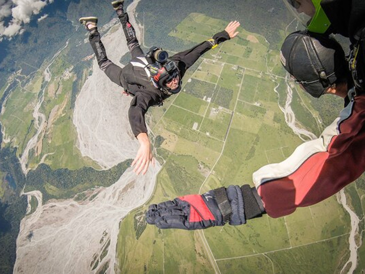 Skydiving Tips: पहली बार Skydiving करने जा रहे हैं तो इन टिप्स को भूलकर ...