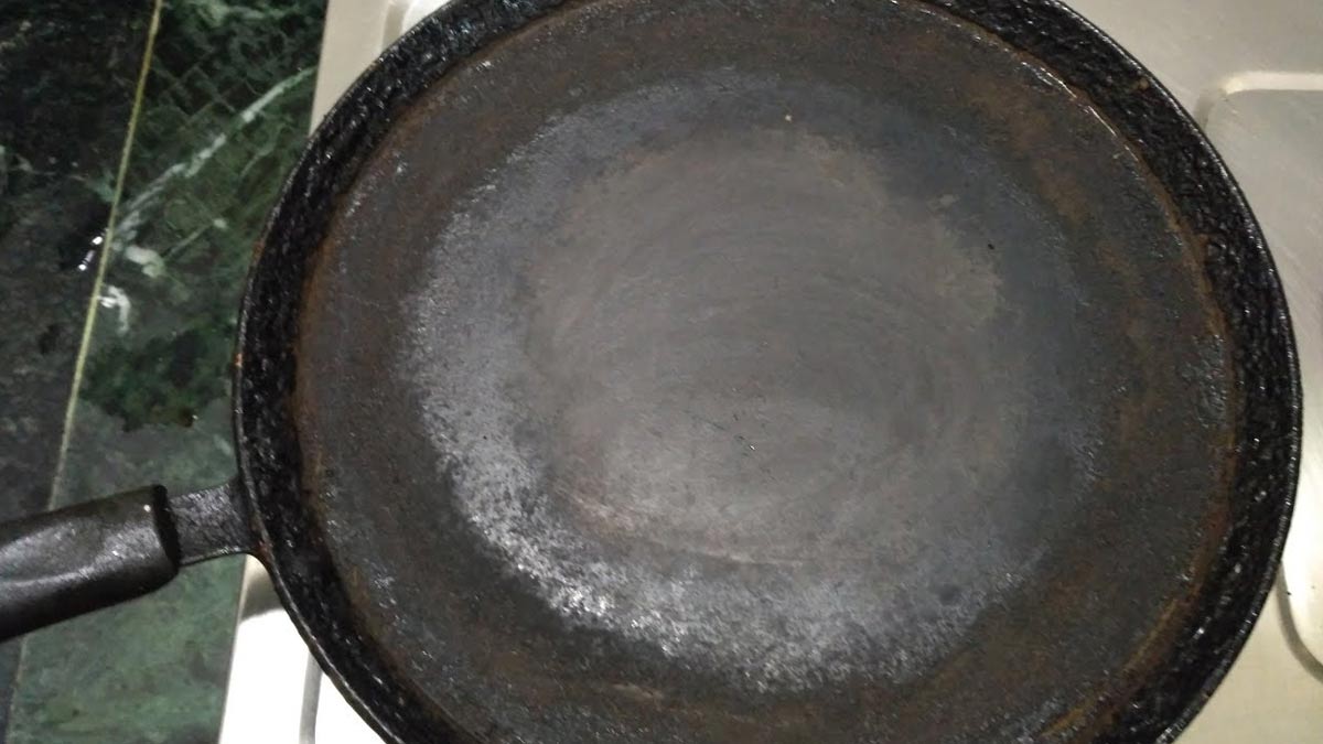 tawa cleaning with shampoo