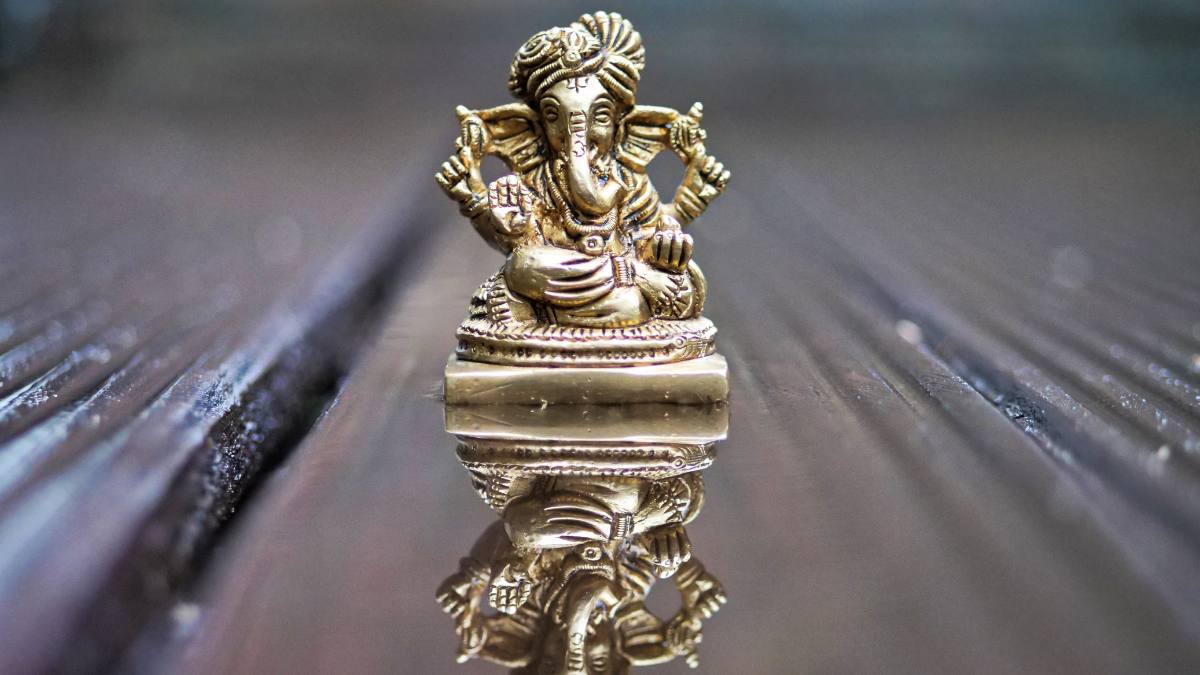 vastu tips god goddess idol on work desk is good or bad