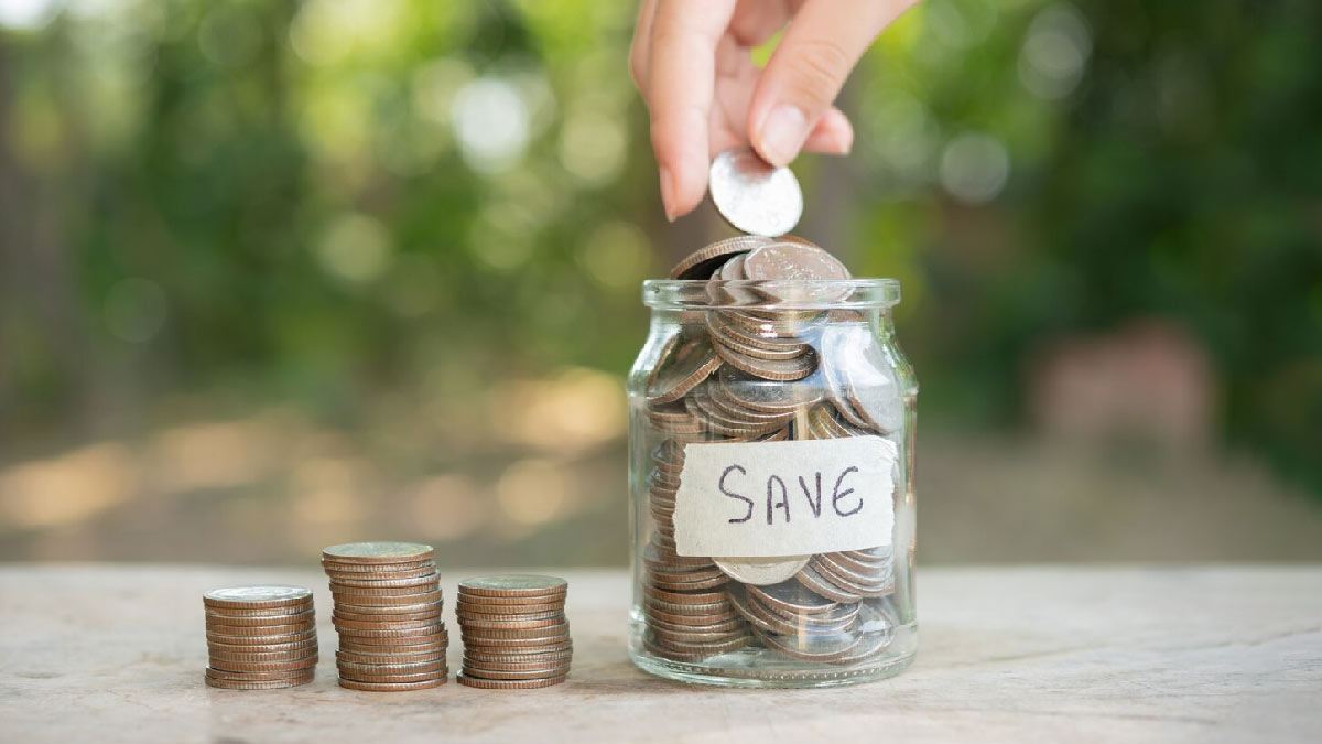 Money Saving Tips: पेमेंट आते ही उड़ जाती है सैलरी? लाइफस्टाइल में इन्हें शामिल करने से हो सकती है पैसों की बचत