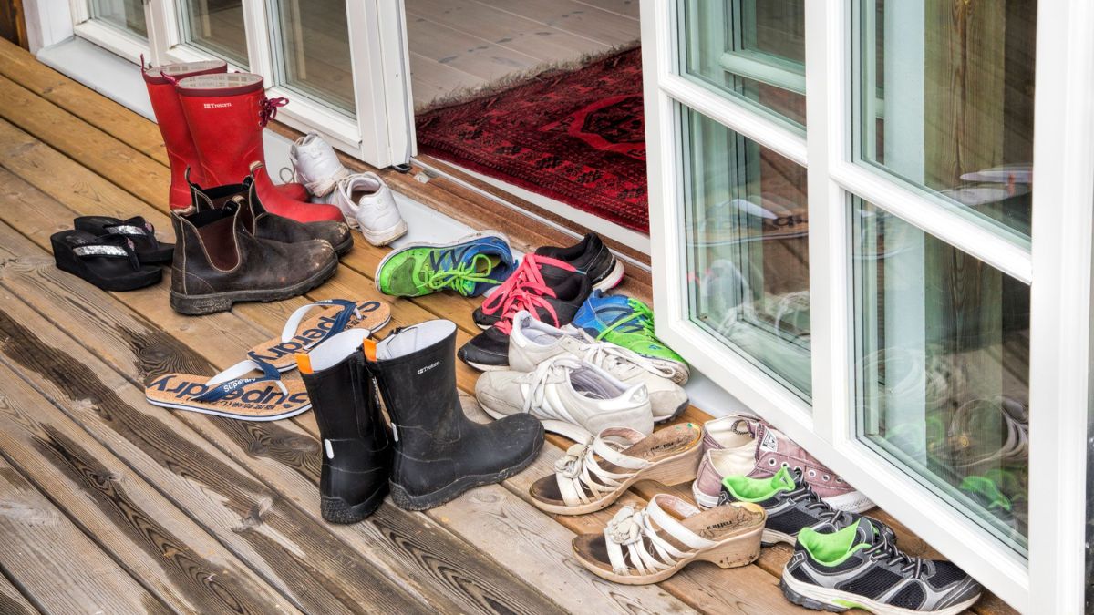why remove shoes outside house