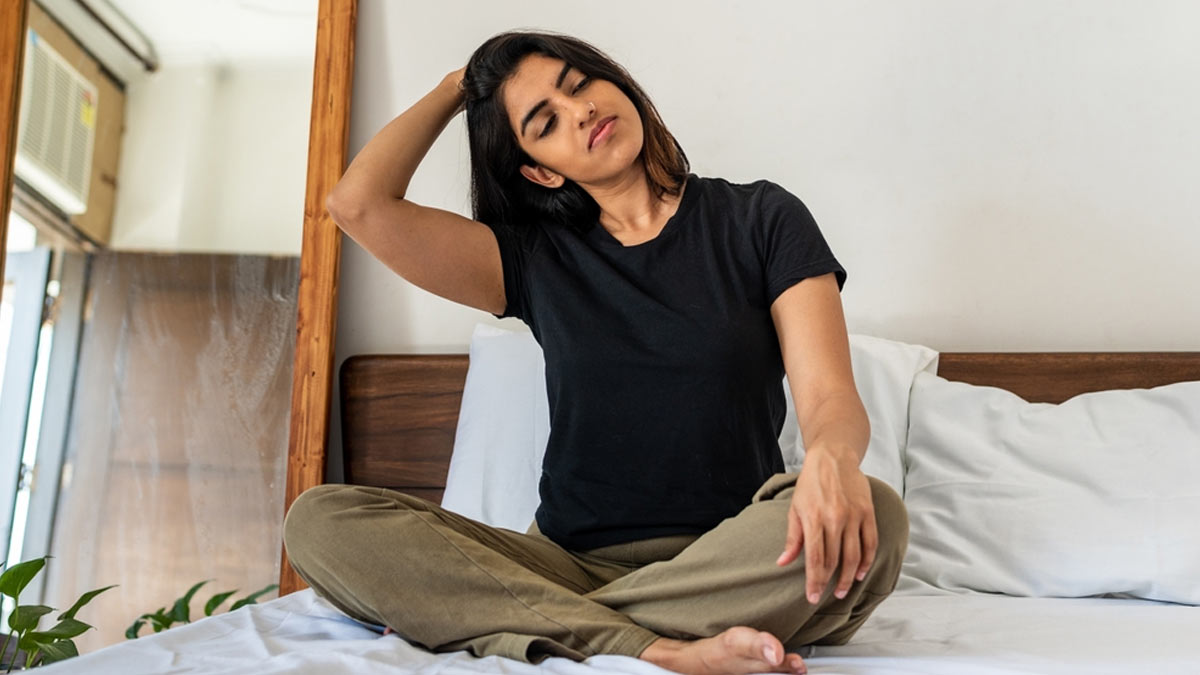 सर्दियों में बिस्‍तर में करें ये 3 योगासन चेहरे पर आएगा बेदाग निखार 3 Yoga Poses In Bed For 6575