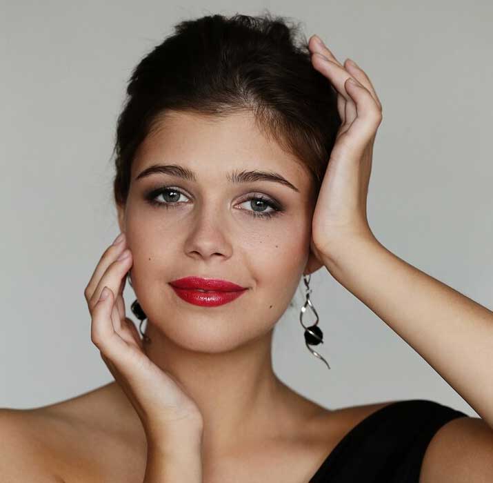 Bold lips makeup office look