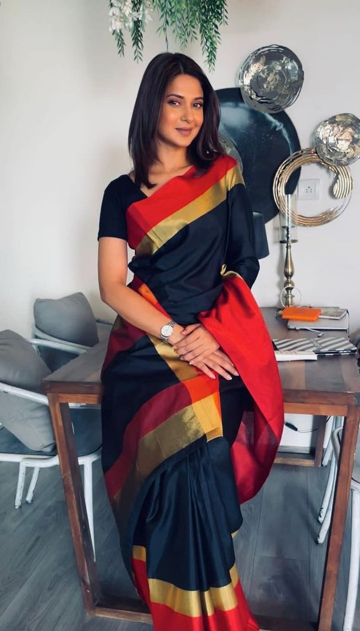 Jennifer Winget’s Classic Black Blouse