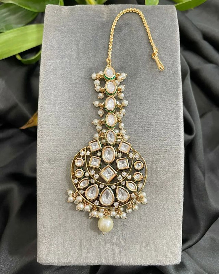Kundan work maang tikka
