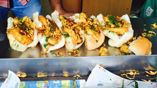 ashok vaidya vada pav stall in dadar station